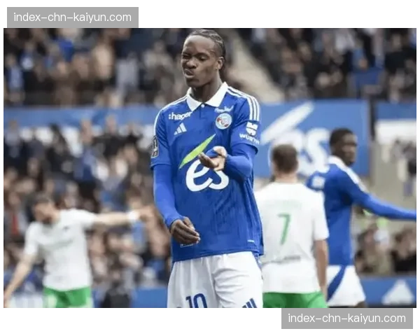 克莱蒙vs斯特拉斯堡，主队开场即采用高强度前场压迫，客队后场出球多次失误