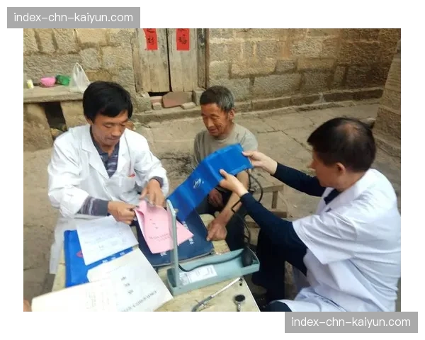 特写:场边医疗团队通过平板电脑接收球员智能球衣回传的实时生理数据流 特写:场边医疗团队通过平板电脑接收球员智能球衣回传的实时生理数据流